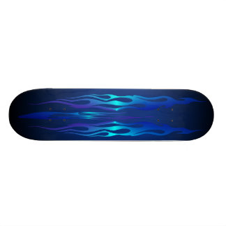 Blaue Flamme auf blauem Skateboard