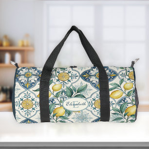 Blaue Fliesen-Monogramm French Country Zitronenmus Duffle Bag