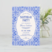 Blaue Fliesenmuster-Kunst Geburtstag Einladung (Stehend Vorderseite)