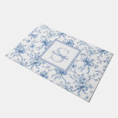 Blaue florale französische Toile Monogramm Name  Fußmatte (Schrägansicht)