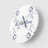 Blaue Florale Personalisierte Monogramm Name Runde Wanduhr (Winkel)