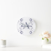 Blaue Florale Personalisierte Monogramm Name Runde Wanduhr (Zuhause)