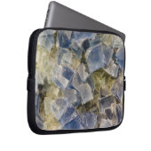 Blaue Fluorit-Kristalle in der Matrix Laptopschutzhülle (Vorne Rechts)