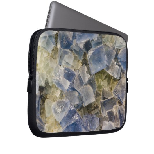 Blaue Fluorit-Kristalle in der Matrix Laptopschutzhülle (Vorne Rechts)