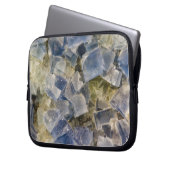 Blaue Fluorit-Kristalle in der Matrix Laptopschutzhülle (Vorderseite Links)