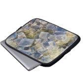 Blaue Fluorit-Kristalle in der Matrix Laptopschutzhülle (Vorne Knopf)