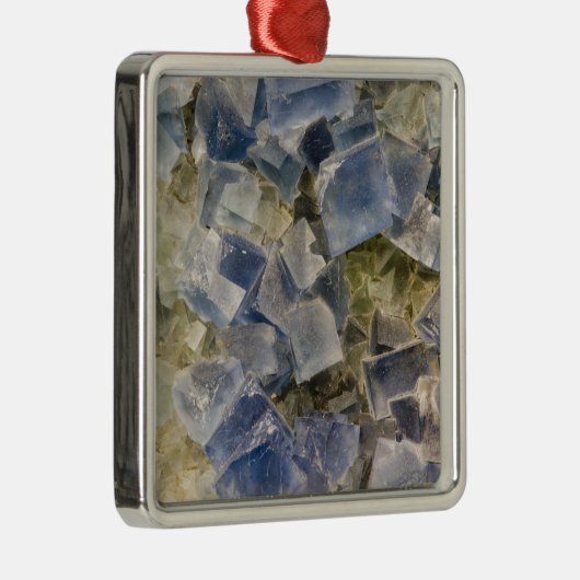 Blaue Fluorit-Kristalle in der Matrix Silbernes Ornament (Rechts)