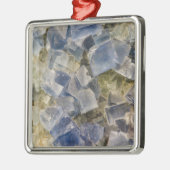 Blaue Fluorit-Kristalle in der Matrix Silbernes Ornament (Links)