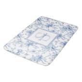 Blaue französische Toile-Blumen-Monogramm-Name Badematte (Schrägansicht)