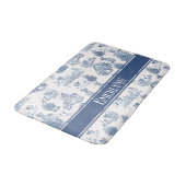 Blaue französische Toile-Hund-Monogramm-Dekoration Badematte (Schrägansicht)