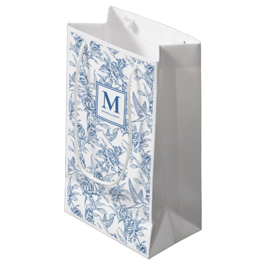 Blaue französische Toile-Monogramm Kleine Geschenktüte (Vorderseite Schrägansicht)