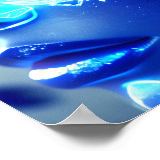 Blaue Frauen stehen vor 2 Poster (Ecke)