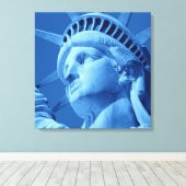 Blaue Freiheitsstatue umarmte Canvas Leinwanddruck (Insitu (Holzboden))