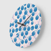 Blaue Früchte, rosa Blätter, nahtloses Design. Große Wanduhr (Winkel)