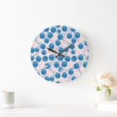 Blaue Früchte, rosa Blätter, nahtloses Design. Große Wanduhr (Zuhause)