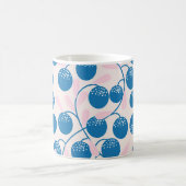 Blaue Früchte, rosa Blätter, nahtloses Design. Kaffeetasse (Mittel)