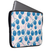 Blaue Früchte, rosa Blätter, nahtloses Design. Laptopschutzhülle (Vorne Rechts)