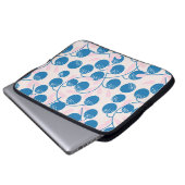 Blaue Früchte, rosa Blätter, nahtloses Design. Laptopschutzhülle (Vorne Knopf)
