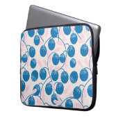 Blaue Früchte, rosa Blätter, nahtloses Design. Laptopschutzhülle (Vorderseite Links)
