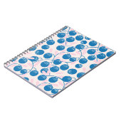Blaue Früchte, rosa Blätter, nahtloses Design. Notizblock (Linke Seite)