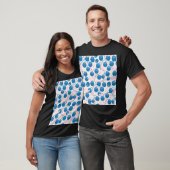 Blaue Früchte, rosa Blätter, nahtloses Design. T-Shirt (Unisex)