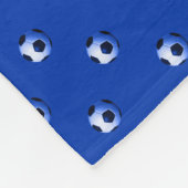 Blaue Fußballbälle mit personalisiertem Namen Fleecedecke (Ecke)