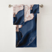 Blaue Gate-Rose Gold-Marmor-Monogramm Badhandtuch Set (Insitu)