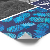 Blaue Gefärbte Krawatte Ananas | Foto mit Monogram Poster (Ecke)