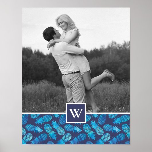 Blaue Gefärbte Krawatte Ananas | Foto mit Monogram Poster (Vorne)