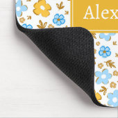 Blaue Gelbe Frühlings-Blumen-Monogramm Mousepad (Ecke)