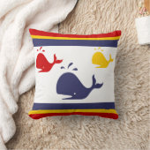 Blaue, gelbe und rote Wale auf Weiß Kissen (Decke)