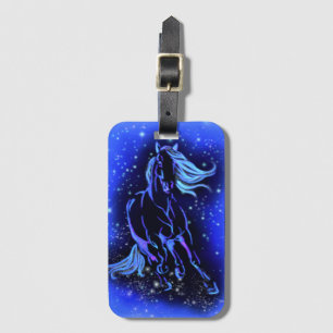 Blaue Gepäckmarke Pferd läuft in der frühen Nacht Gepäckanhänger