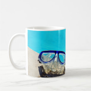 Blaue gerahmte Schwimmbrille am Pool tagsüber Kaffeetasse