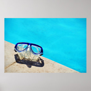 Blaue gerahmte Schwimmbrille am Pool tagsüber Poster