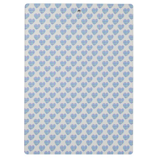 Blaue gestreifte Herzen auf Kieseln grau Klemmbrett (Rückseite)
