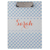 Blaue gestreifte Herzen auf Kieseln grau Klemmbrett (Vorderseite)