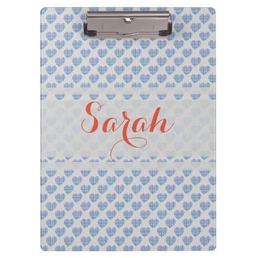 Blaue gestreifte Herzen auf Kieseln grau Klemmbrett (Vorderseite)