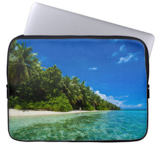 Blaue Gewässer eines tropischen Strandes Laptopschutzhülle