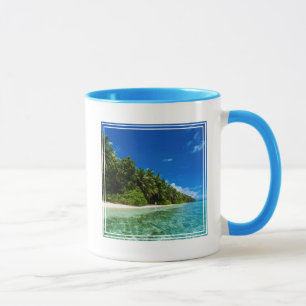 Blaue Gewässer eines tropischen Strandes Tasse
