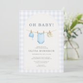 Blaue Gingham-Baby-Party Einladung (Stehend Vorderseite)