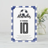 Blaue Gingham-Fußball-Geburtstagsfeier Einladung (Stehend Vorderseite)