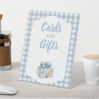 Blaue Gingham-Karten und Geschenke-Podest-Schild Sockelschild