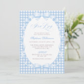 Blaue Gingham-Kokette-Bogen-Baby-Party Einladung (Stehend Vorderseite)