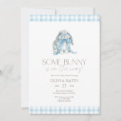 Blaue Gingham-Some Bunny-Baby-Party Einladung (Vorderseite)