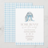 Blaue Gingham-Some Bunny-Baby-Party Einladung (Vorne/Hinten)