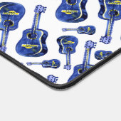 Blaue Gitarren Muster Monogram Schreibtischunterlage (Ecke)