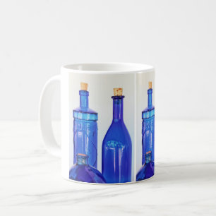 Blaue Glasflaschen Kaffeetasse