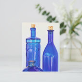 Blaue Glasflaschen Postkarte (Stehend Vorderseite)
