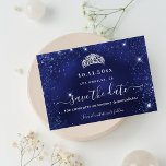 Blaue Glitzer der Quinceanera Save the Date Ankündigungspostkarte<br><div class="desc">Eine gmädchenhafte und trendige Save the Date-Karte für eine Quinceañera,  15. Geburtstagsfeier. Ein marineblau,  uneinheitlich farbiger Hintergrund. Dekoriert mit Imitaten Glitzer Glitzern und eine Tiara,  Krone. Der Text: Save the Date ist mit einem großen angesagten,  handgeschriebenen Stilskript geschrieben.</div>