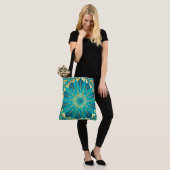 Blaue Gold-Blumen-Mandala Tasche (Am Model)